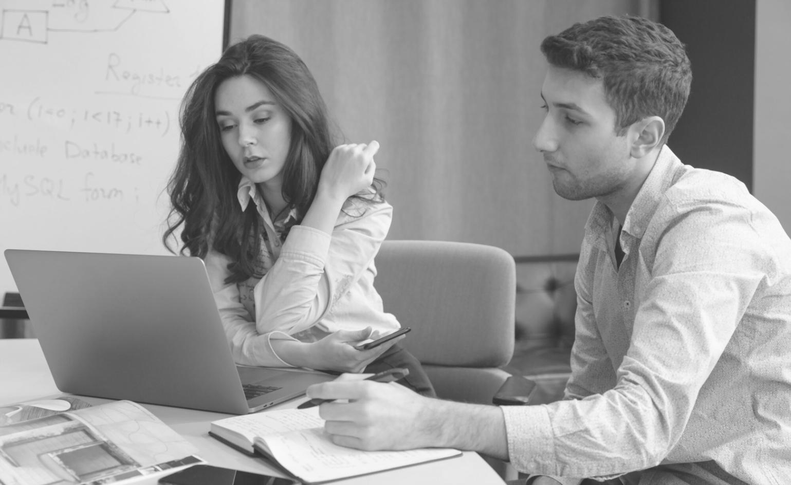 Espace de travail avec documents financiers et ordinateur